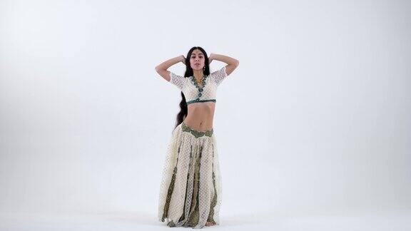 优雅的印度舞蹈在白色纱丽