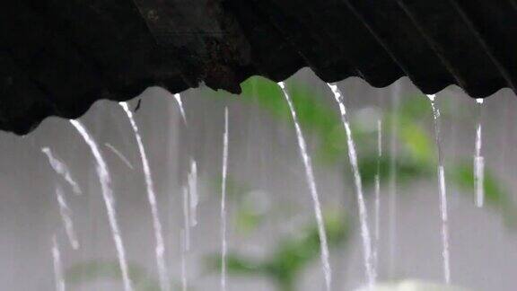 雨水落在铝屋顶上