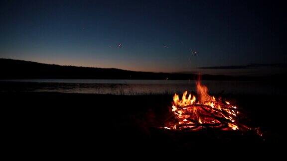 日落时分夏日篝火和湖泊
