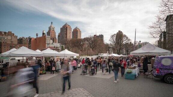 时光流逝:美国纽约市百老汇的联合广场绿色市场公园跳蚤市场上挤满了人