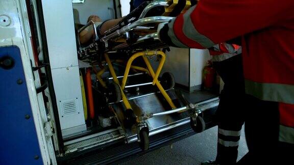 医护人员用担架将病人抬进救护车快速提供合格的帮助