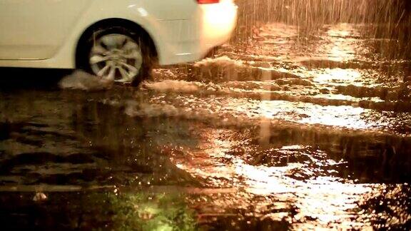 雨夜道路交通被洪水淹没汽车溅起水花