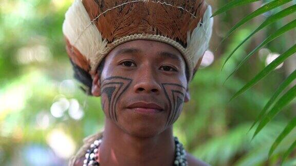 来自瓜拉尼族的巴西土著青年男子画像