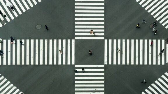 人与车的人群与区域视野行人十字路口人行横道银座人行横道汽车交通在东京城市的4K时间推移剪辑日本
