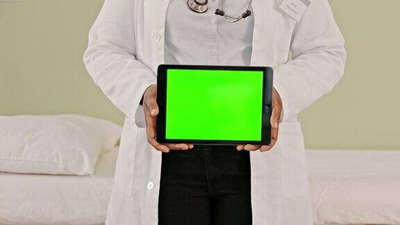一个无法辨认的医生拿着一个绿色屏幕的平板电脑的4k视频片段