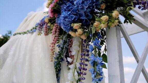 用鲜花装饰婚礼拱门