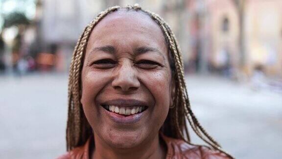 一位非洲老年妇女在户外的镜头前微笑