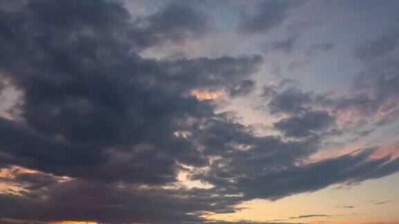 彩云在夕阳下飞舞间隔拍摄