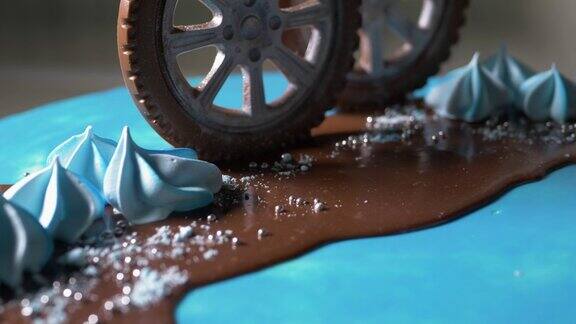 蓝色的儿童蛋糕与汽车轮子