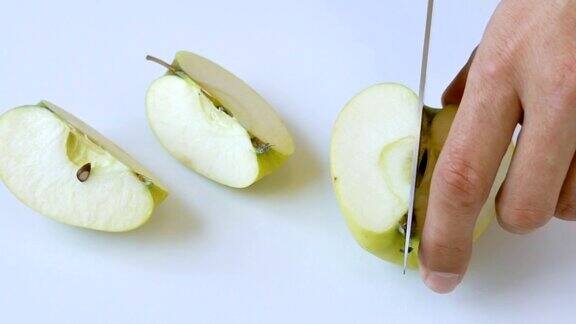 女人用手切苹果