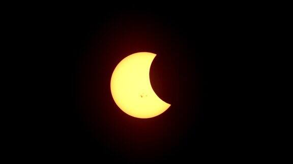 明尼阿波利斯上空的日偏食