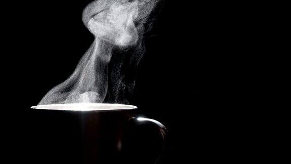 一杯咖啡喷出的蒸汽