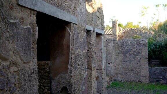 意大利庞贝考古公园的一堵巨大的废墙