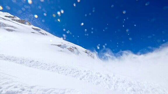 SLOMO滑雪板对着镜头喷雪