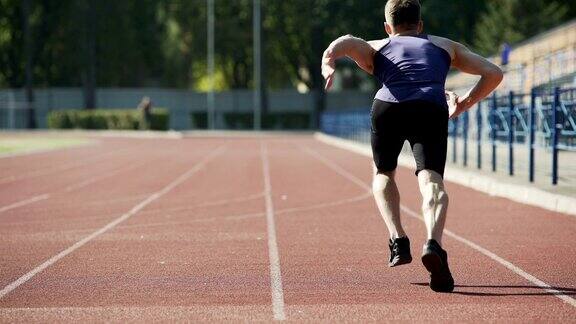 男运动员开始跑步训练他的身体和耐力积极的生活方式