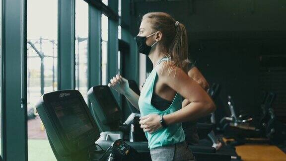 爱运动的人在健身房里锻炼