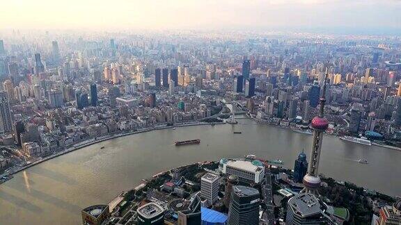 东方明珠塔位于日落时分的中国浦东陆家嘴金融贸易区