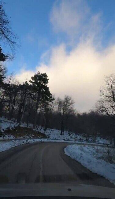 驾车穿过雪原森林