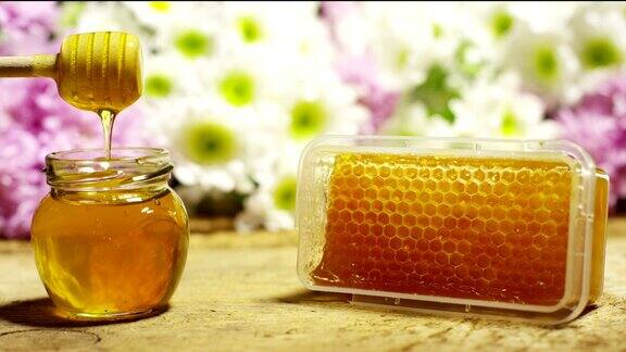 蜂蜜流进玻璃碗里