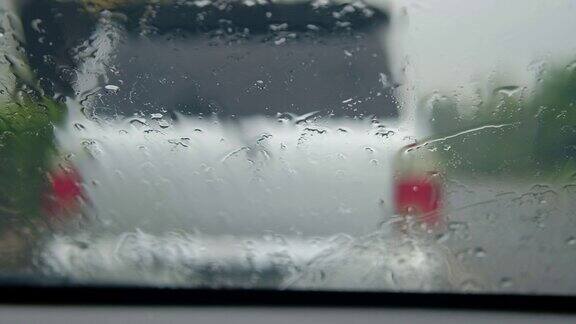 背景模糊的汽车玻璃上的雨滴