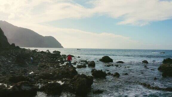 在岩石海岸加那利群岛上的WSAERIALPOVMan西班牙