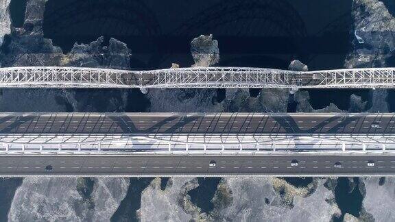 乌克兰基辅市鸟瞰图有桥的第聂伯河Darnitskiy桥
