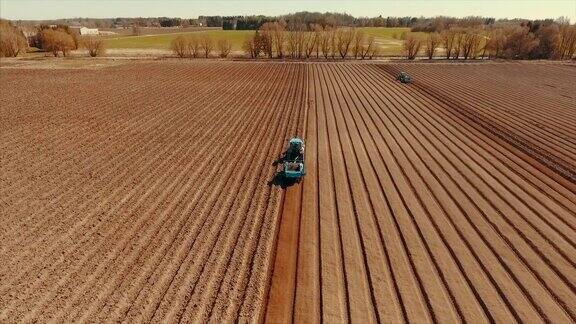 拖拉机在马铃薯田耕作的鸟瞰图
