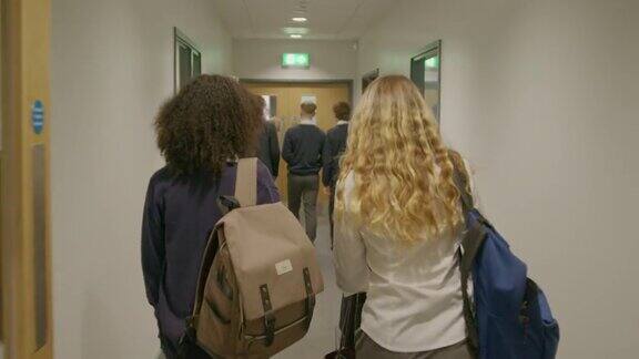 穿着校服的学生穿过学校走廊