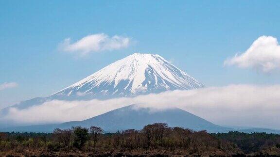 ZO富士山与移动的云障子湖