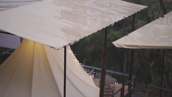 在泰国清迈下雨时关闭帐篷露营户外自然