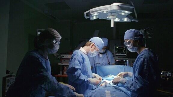 熟练的外科医生进行手术
