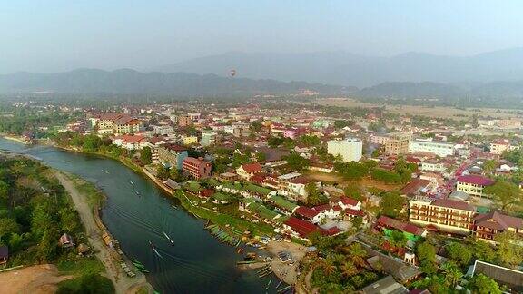 无人机鸟瞰图老挝万荣村的一条河
