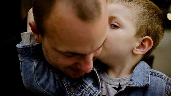 父亲和儿子互相亲吻