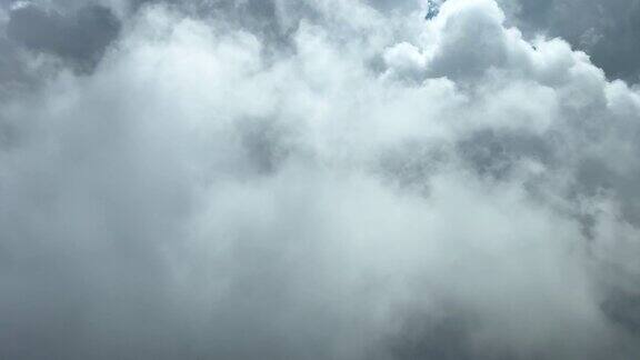 独家拍摄的喷气式飞机驾驶舱飞过暴风雨的云层4k60帧飞行员的观点