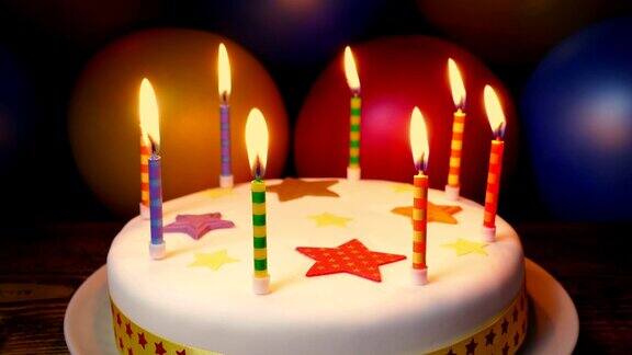 生日蛋糕上的蜡烛被吹灭