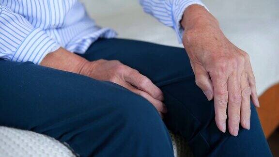 老年妇女膝关节疼痛有关节炎症类风湿关节炎奶奶按摩腿的痛苦成年女士摸膝关节感觉疼关闭了骨关节炎