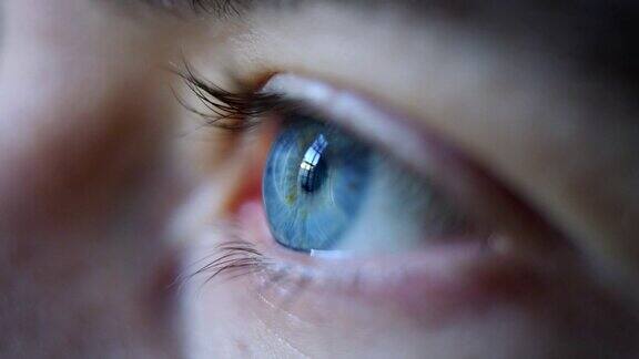 近距离微距镜头的年轻男性人类蓝色眼睛闪烁在慢动作