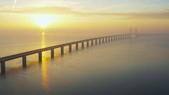 日落时分的厄勒海峡大桥