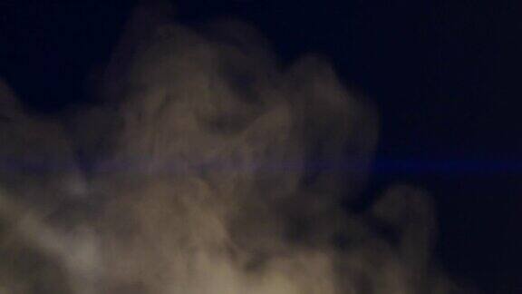 缓慢运动的白色抽象的烟雾蒸汽云薄雾在黑色的背景