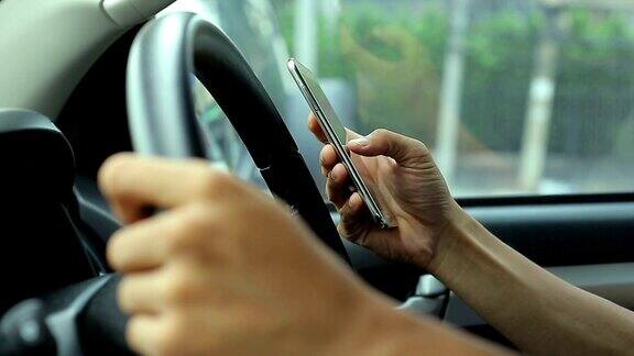男人在车里使用智能手机