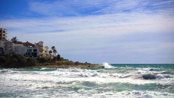 慢镜头海浪打破了科斯塔多拉达海岸西班牙