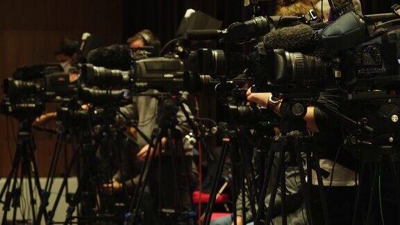 大量的新闻媒体记者在广播事件狗仔队新闻和体育工作