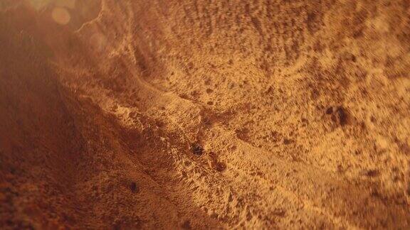 火星环境中有锈色的山脉近距离观察岩石旋转效果