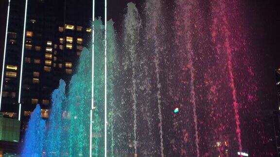 一个彩色音乐舞蹈喷泉的超级慢动作镜头