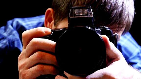 摄影师用单反相机拍照