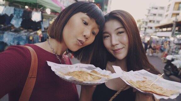 亚洲朋友在考山路拍泰国街头小吃