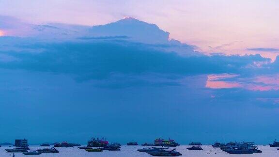 时间流逝芭堤雅海泰国海面上漂浮的船只和摩天大楼黄昏的天空