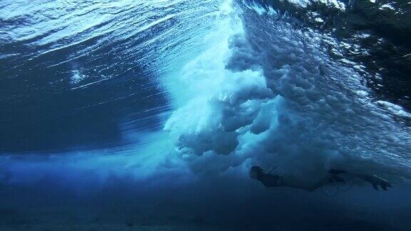 水下冲浪板高速移动的镜头