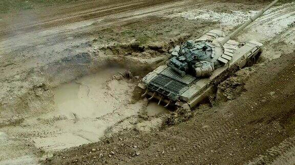 鸟瞰图-重型坦克克服水障碍