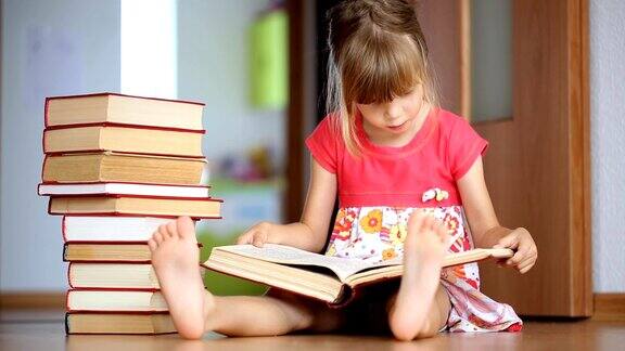 小女孩在读一本大书